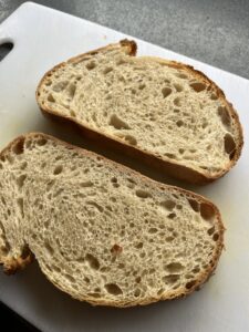 手作りサワードウパンの断面大きな気泡が特徴的な厚切り2枚