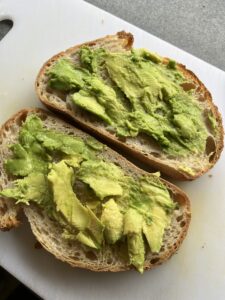 サワードウパンにアボカドを塗った状態クリーミーな質感