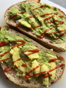 アボカドトーストにスリラー茶ソースをかけた様子鮮やかな赤色