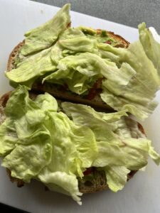 レタスをたっぷりのせたヴィーガンサンドイッチ新鮮な緑色