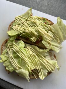 完成した サワードウとキムチのセミヴィーガンサンドイッチヴィーガンドリズル