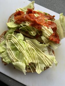 新鮮レタスの上にたっぷりのキムチの赤色がたまらない！