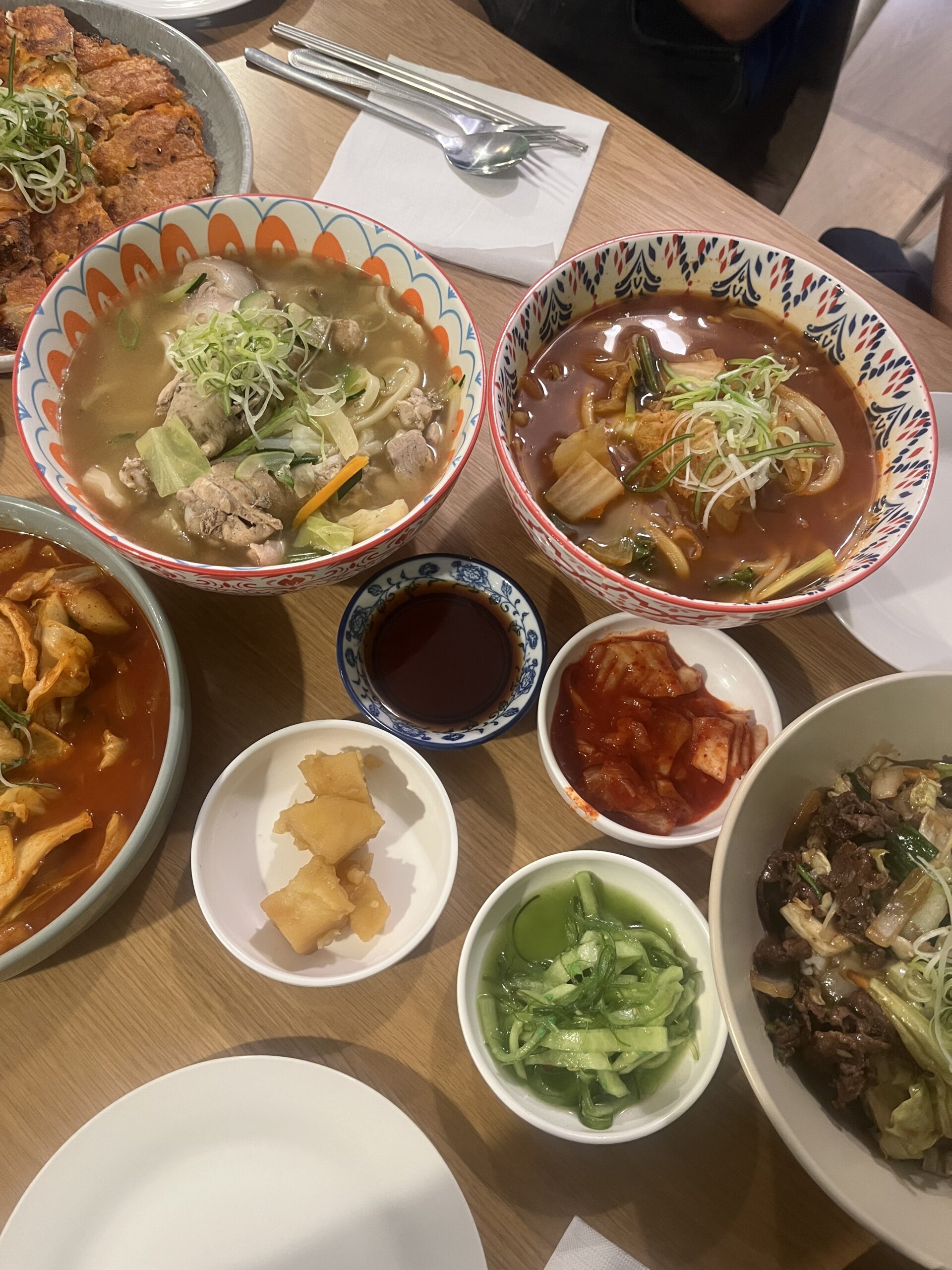 テーブルいっぱいに並んだ絶品韓国料理たち。