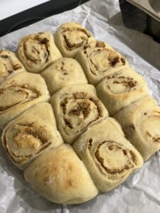 焼き上がったヴィーガン・サワードウ・シナモンロール