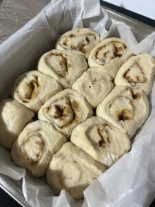 焼く前のヴィーガン・サワードウ・シナモンロール
